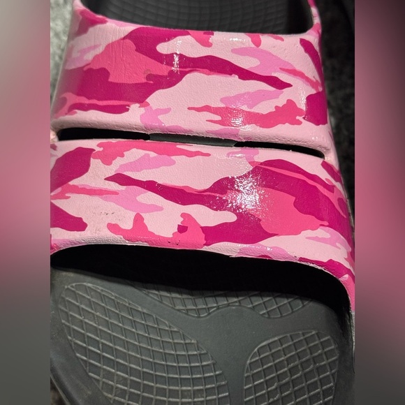 OOFOS Pink Camo Women's Slides Size 10 - Picture 7 of 9